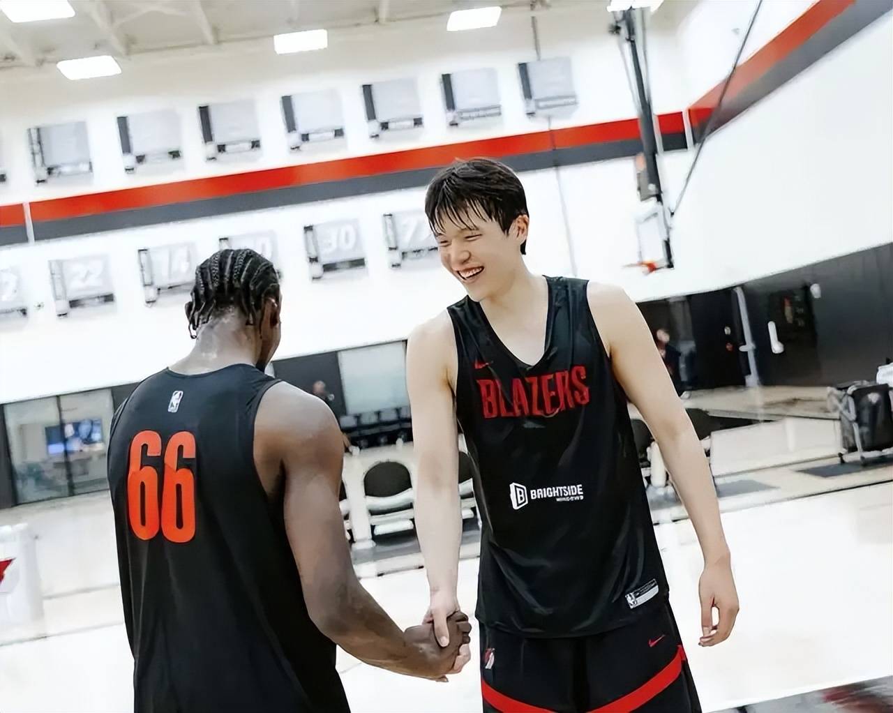 开拓者夏联阵容出炉!杨瀚森再登封面成看点